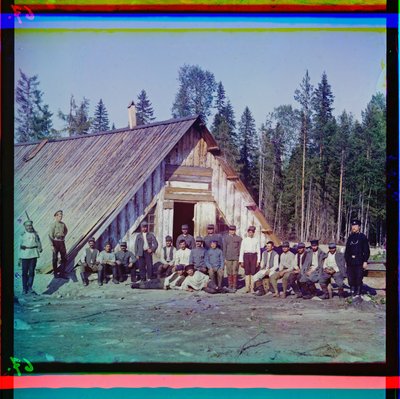 Österreichische Kriegsgefangene vor ihren Baracken in Karelien nach der gescheiterten Winteroffensive, Russland, 1915 von Sergey Prokudin Gorsky